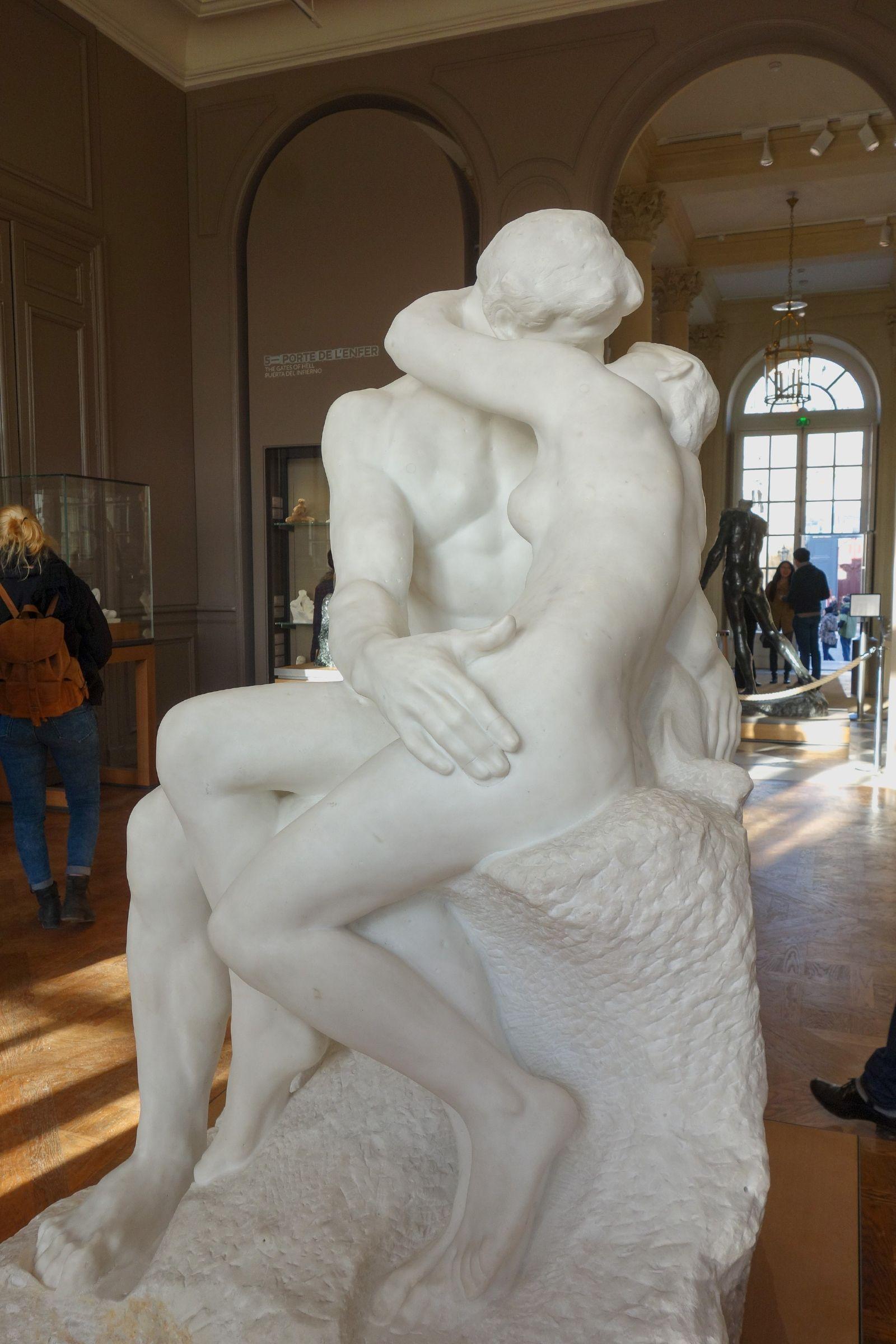 Il Bacio di Rodin è una delle opere più romantiche esposte a Parigi © alarico / Shutterstock