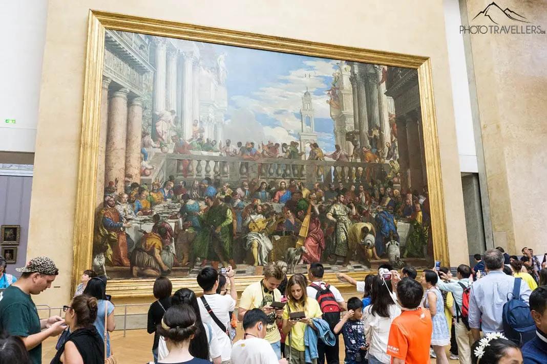 Menschentraube vor Gemälde im Louvre